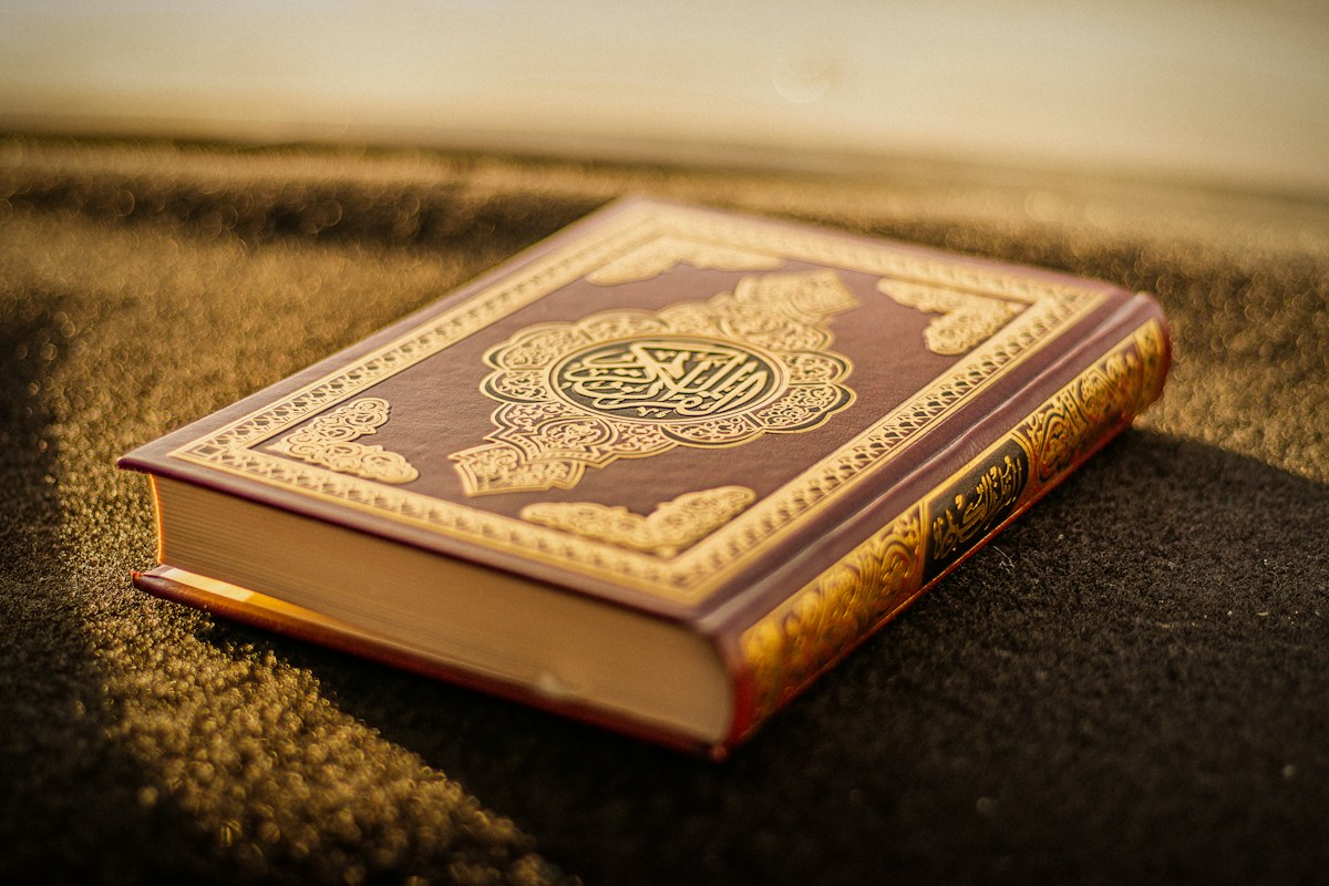 مصحف مفتوح على حامل للقراءة